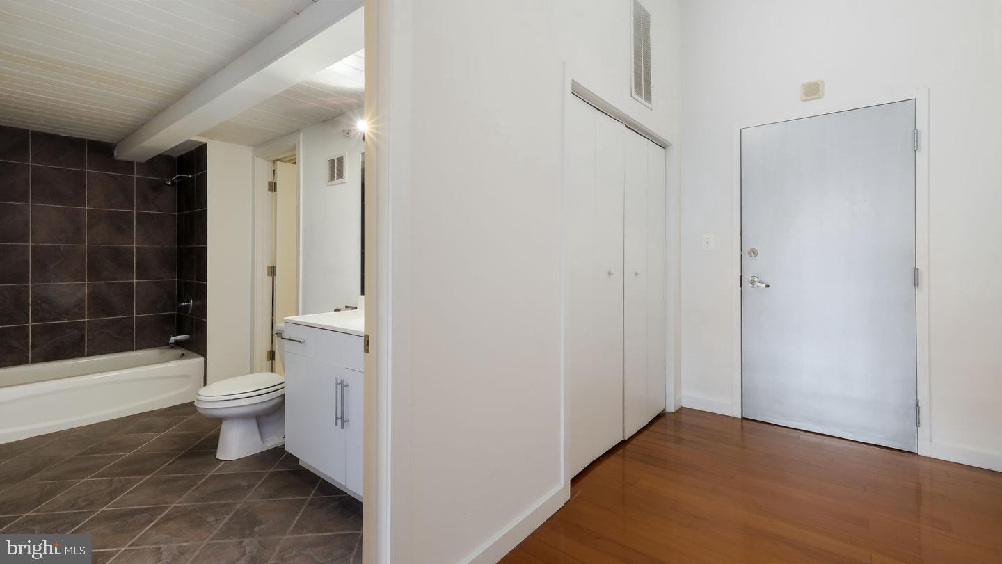 1027 Arch St #407 Property Photo 26