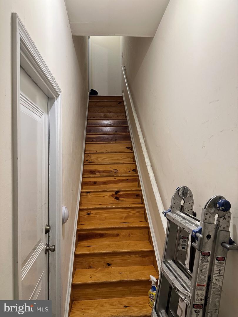 2258 N Park Ave #2nd Floor Property Photo 2