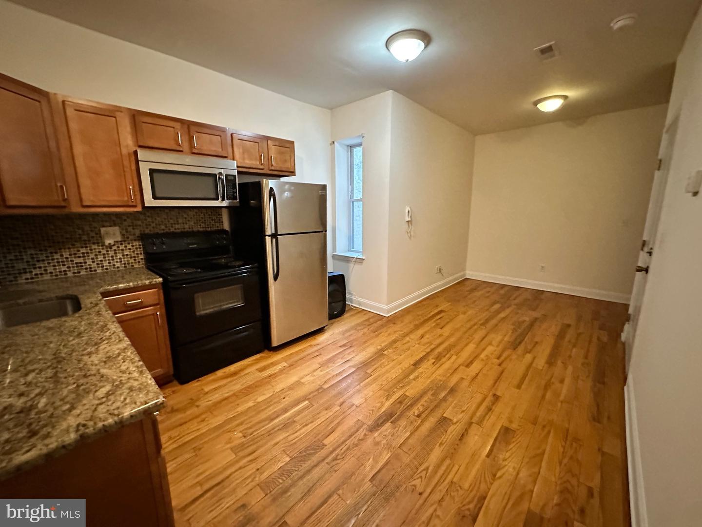 2258 N Park Ave #2nd Floor Property Photo 3