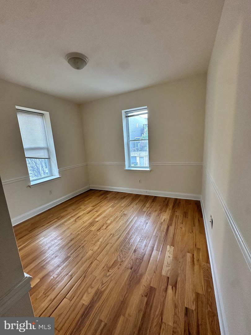 2258 N Park Ave #2nd Floor Property Photo 5