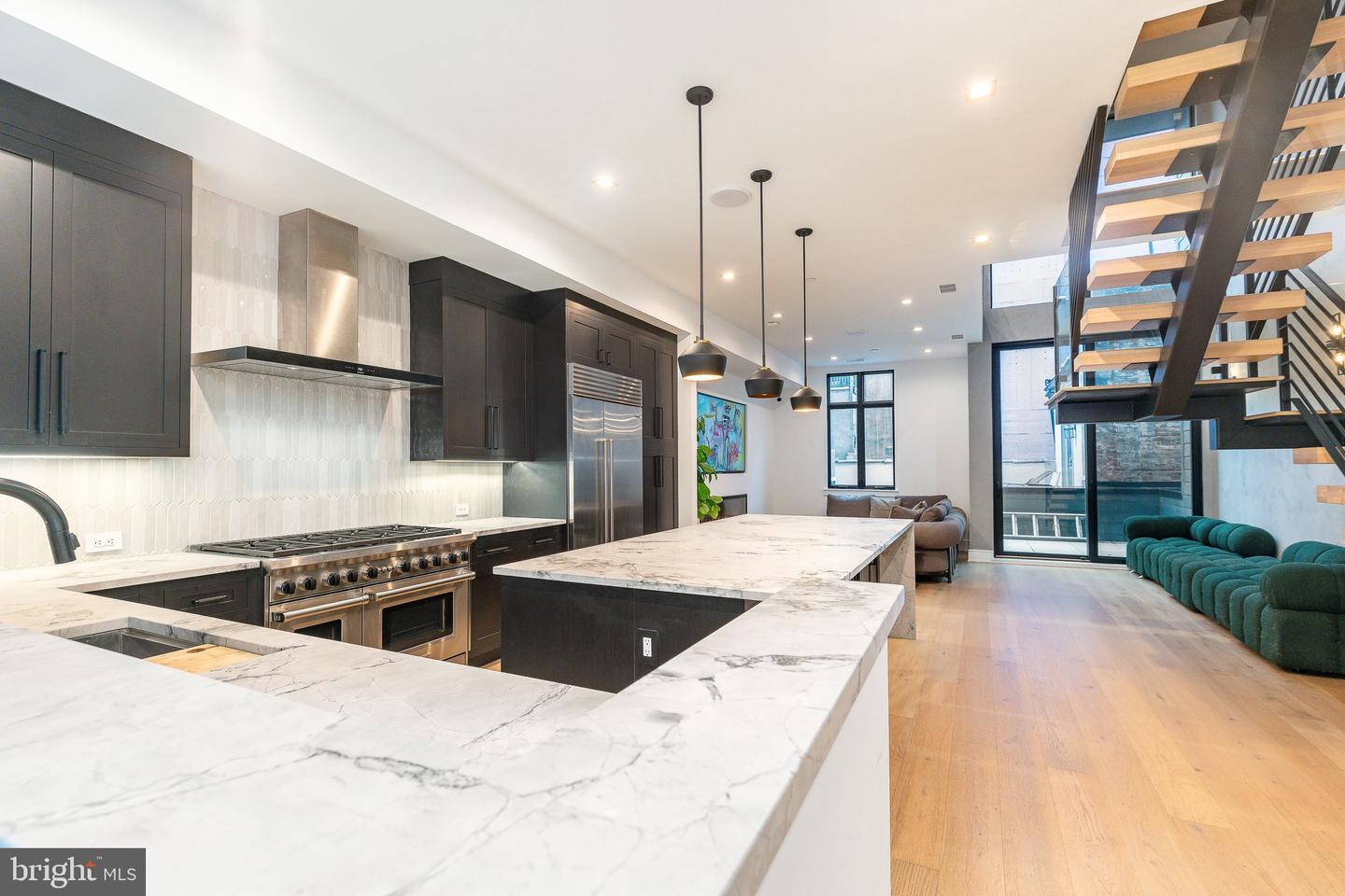 2320 SANSOM ST Property Photo 1