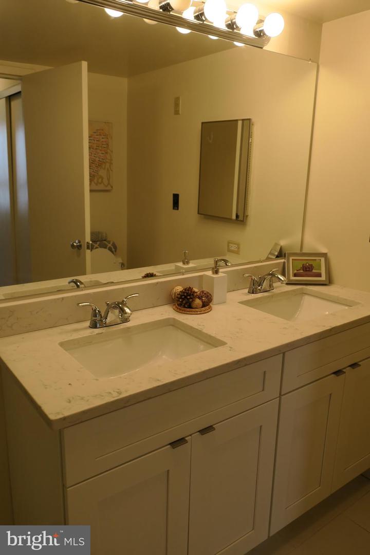 233 S 6th St #907o Property Photo 11