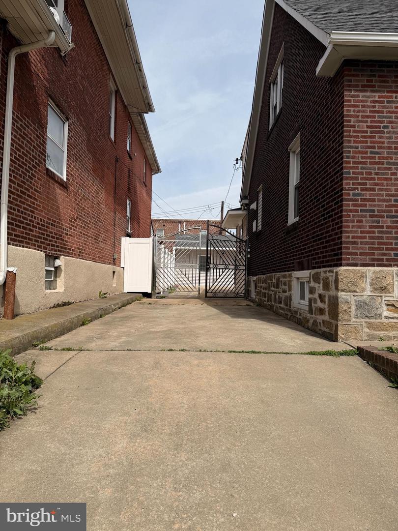 7414 Castor Ave Property Photo 4