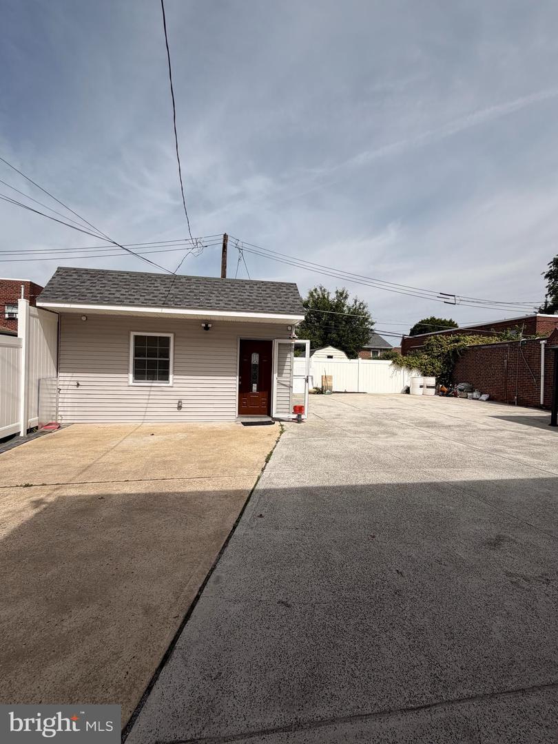 7414 Castor Ave Property Photo 8