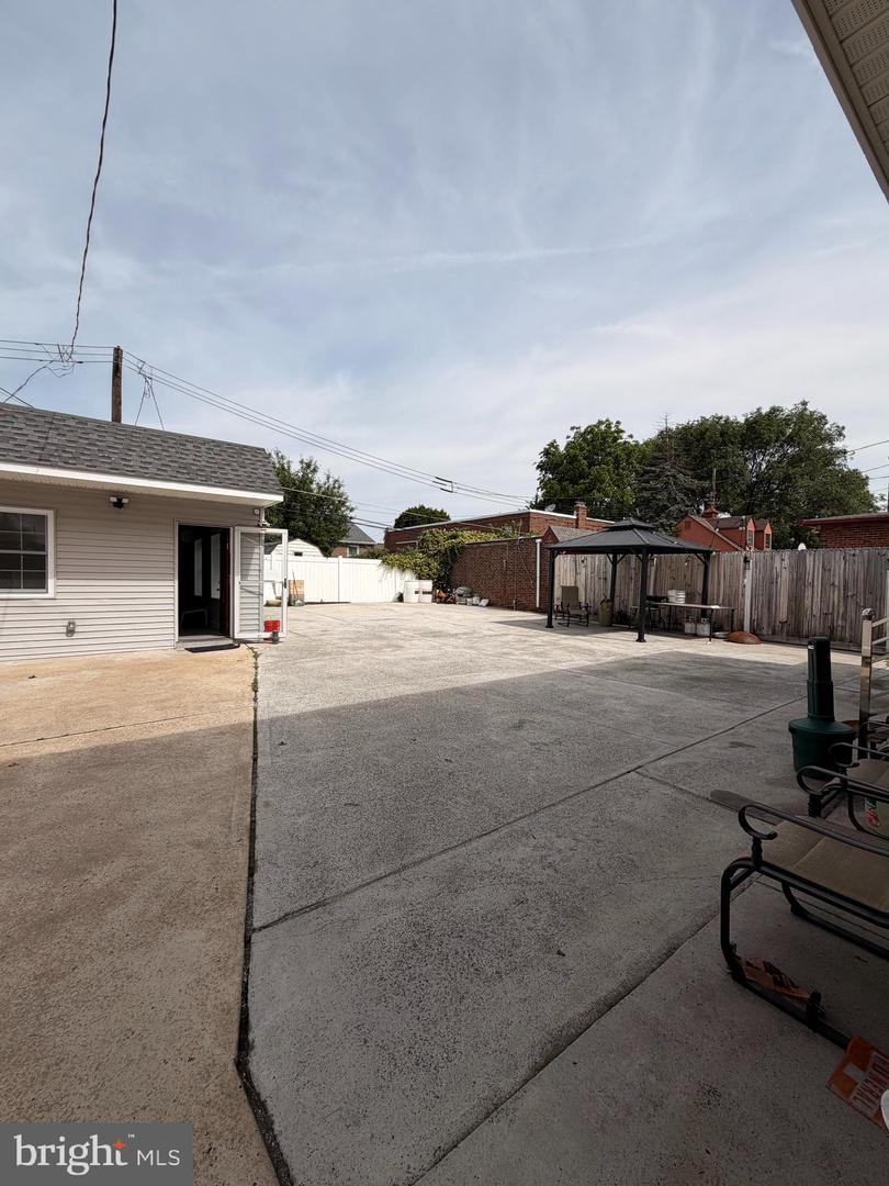7414 Castor Ave Property Photo 9
