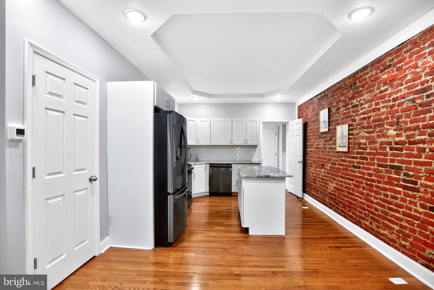 5148 Catharine St Property Photo 4