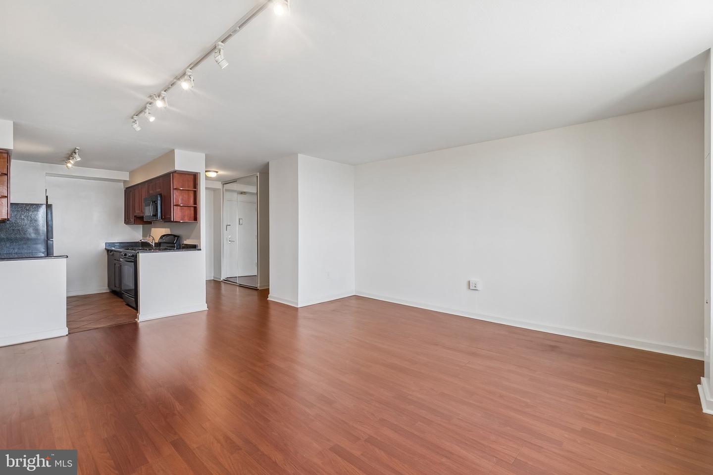 604-36 S Washington Sq #2211 Property Photo 4