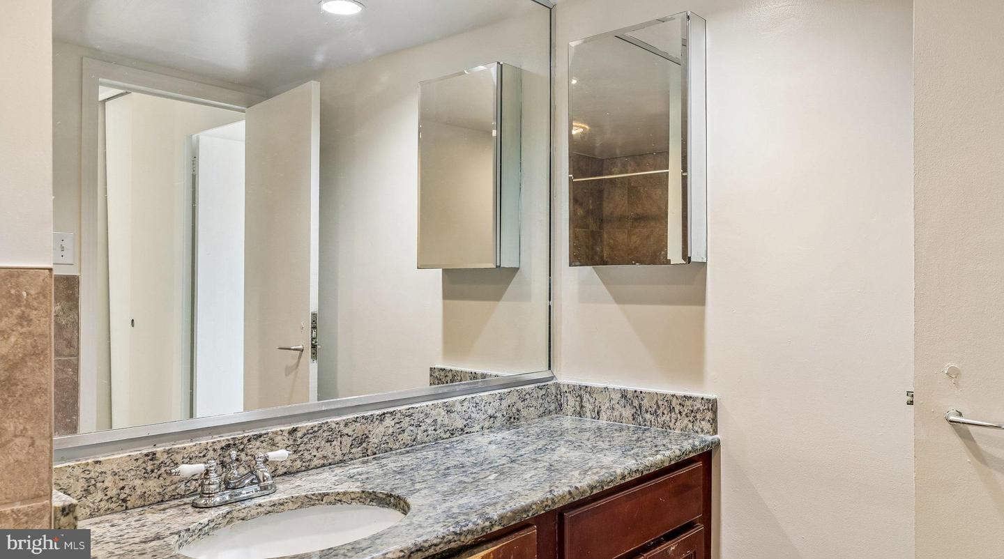 604-36 S Washington Sq #2211 Property Photo 10
