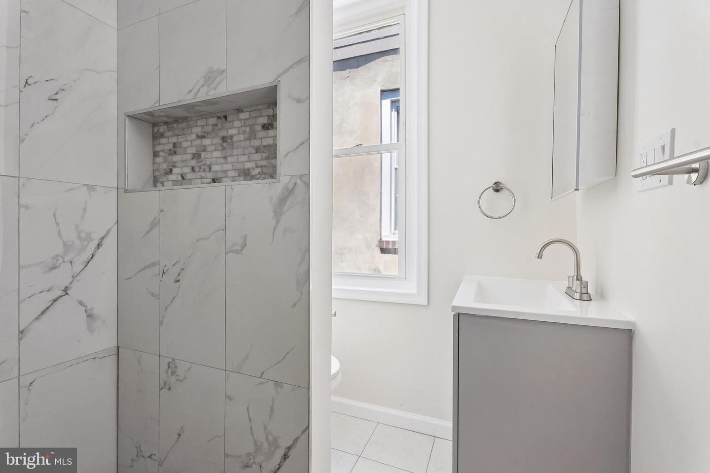1716 N Hollywood St Property Photo 6