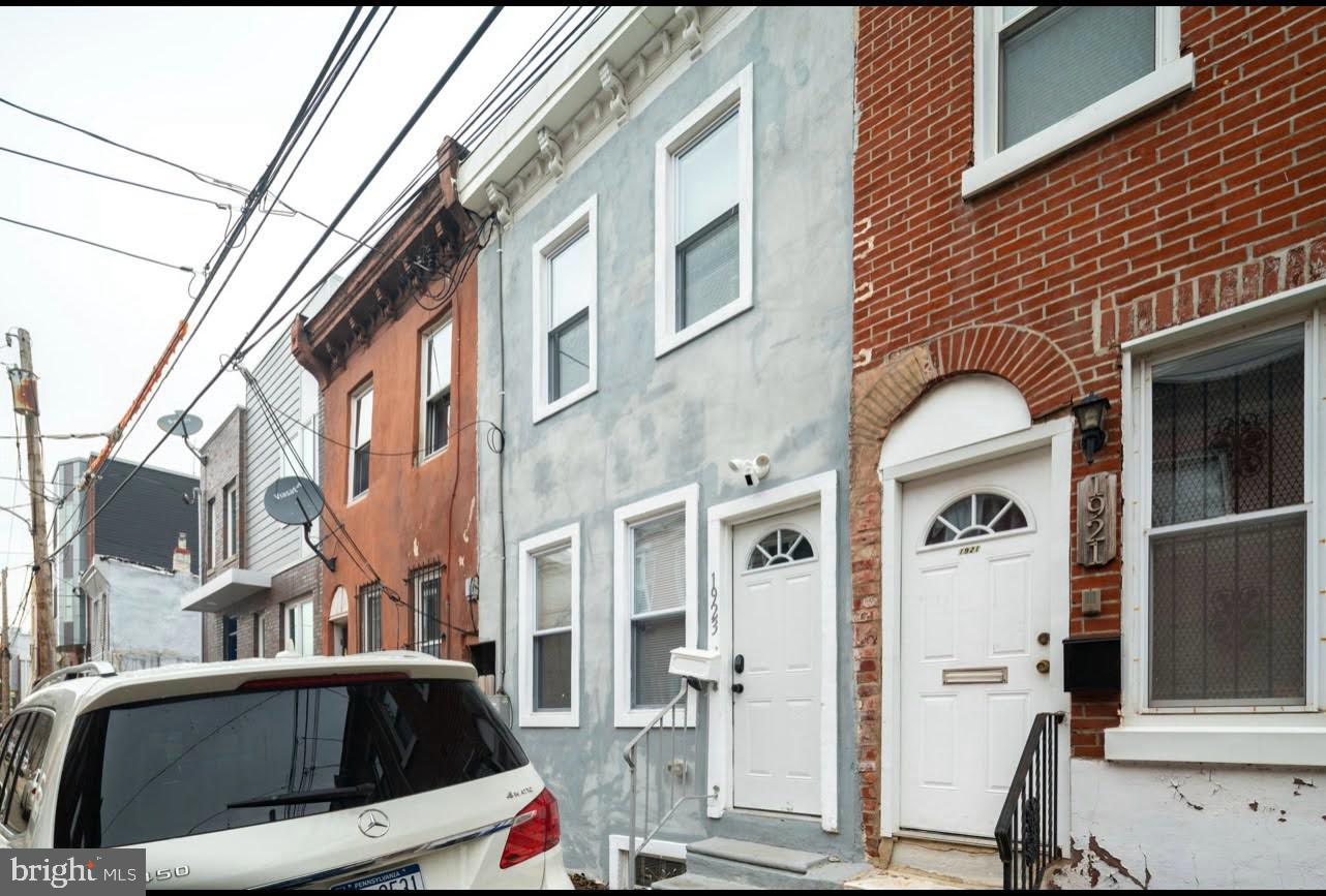 1923 N Darien St Property Photo 1