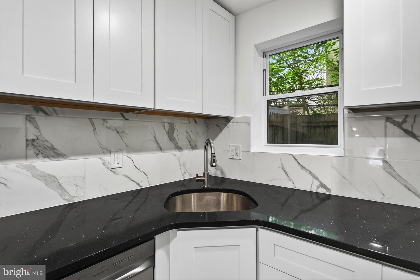2029 Sigel St Property Photo 4