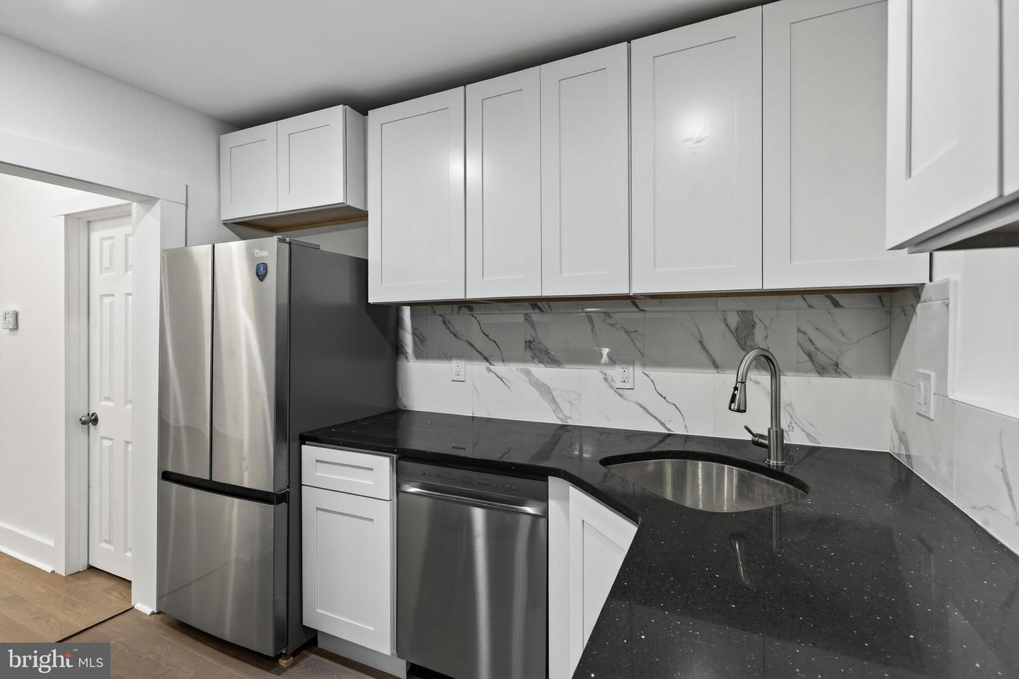 2029 Sigel St Property Photo 6
