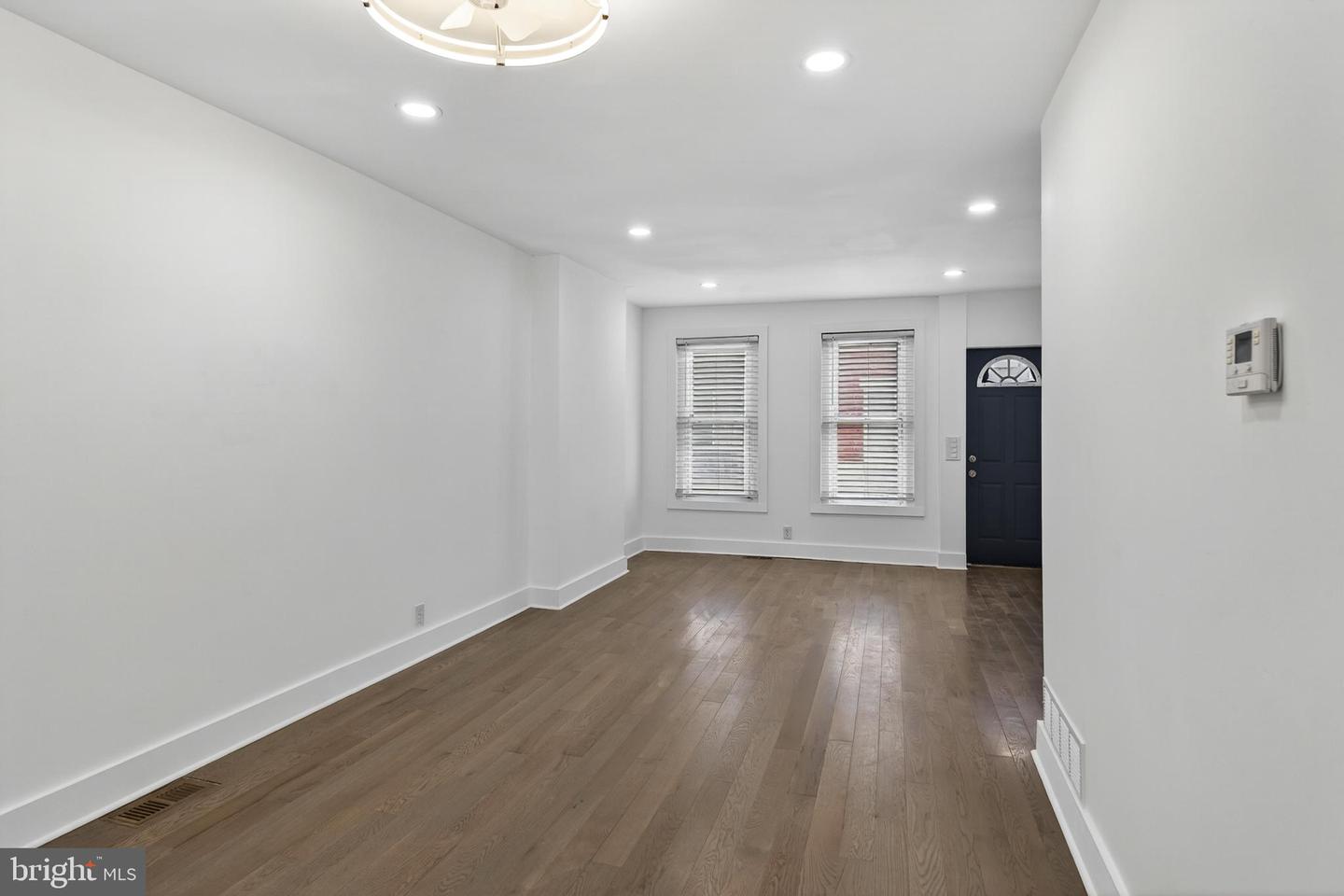 2029 Sigel St Property Photo 8