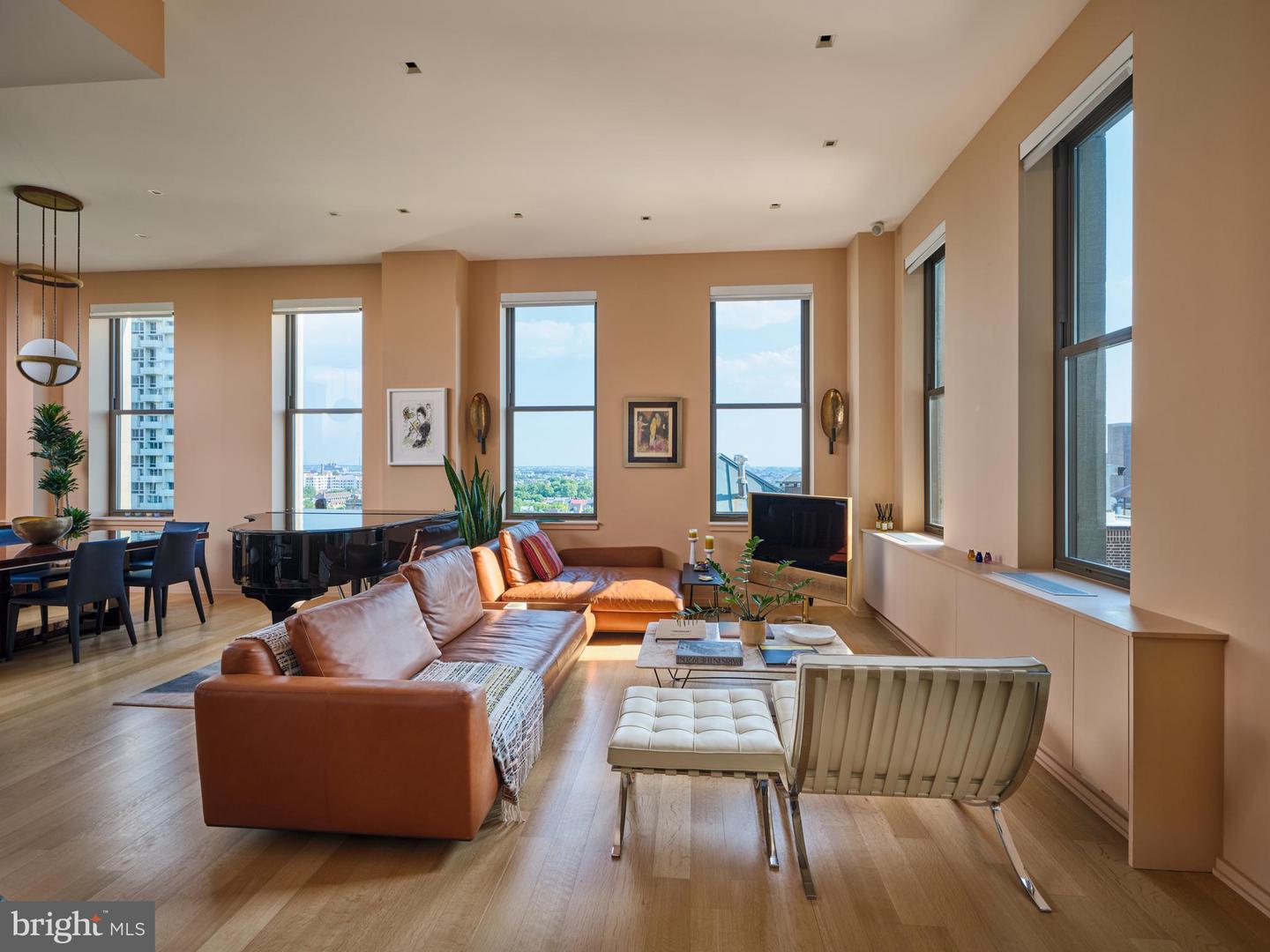 210 W Washington Sq #8se Property Photo 4