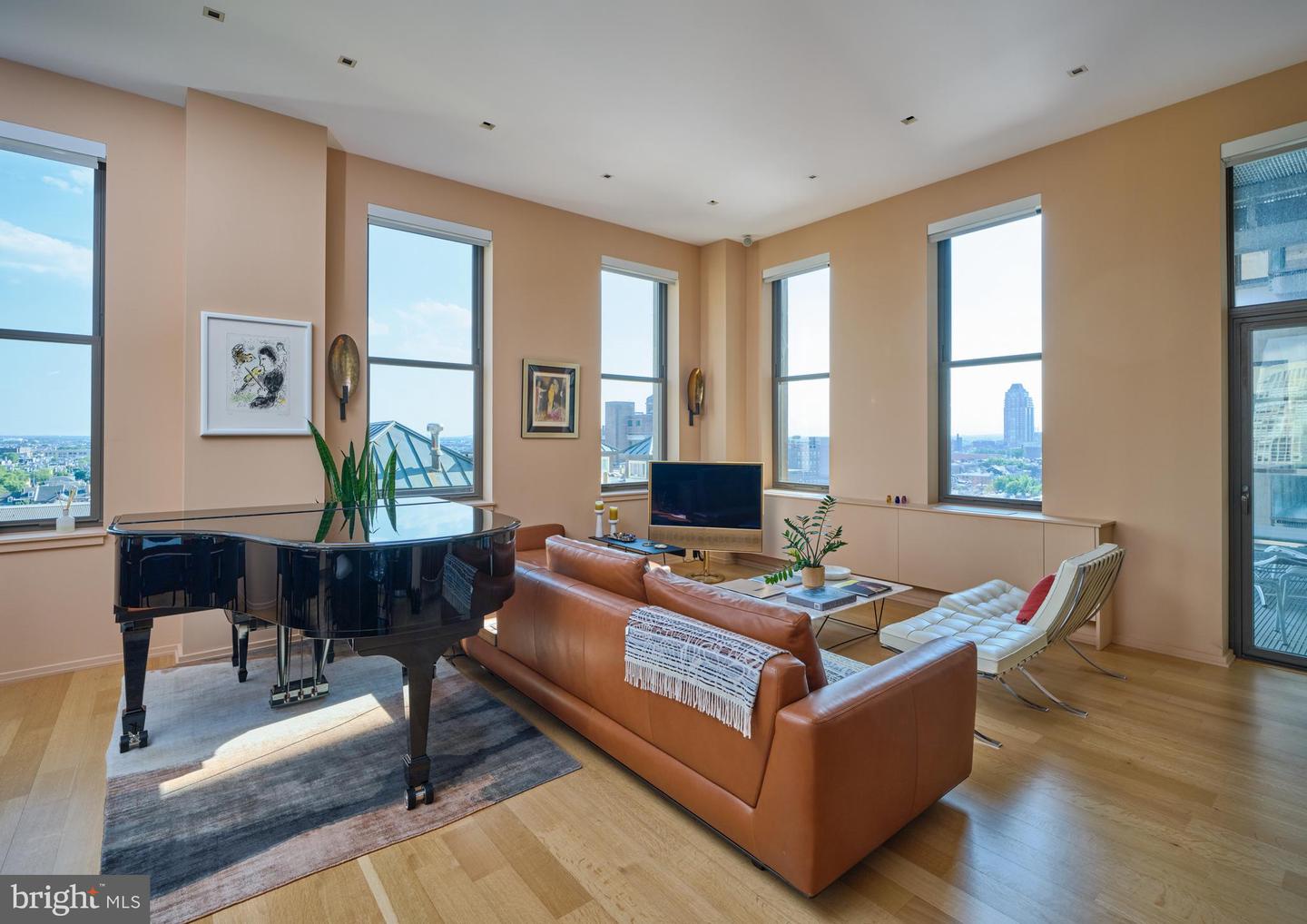 210 W Washington Sq #8se Property Photo 6