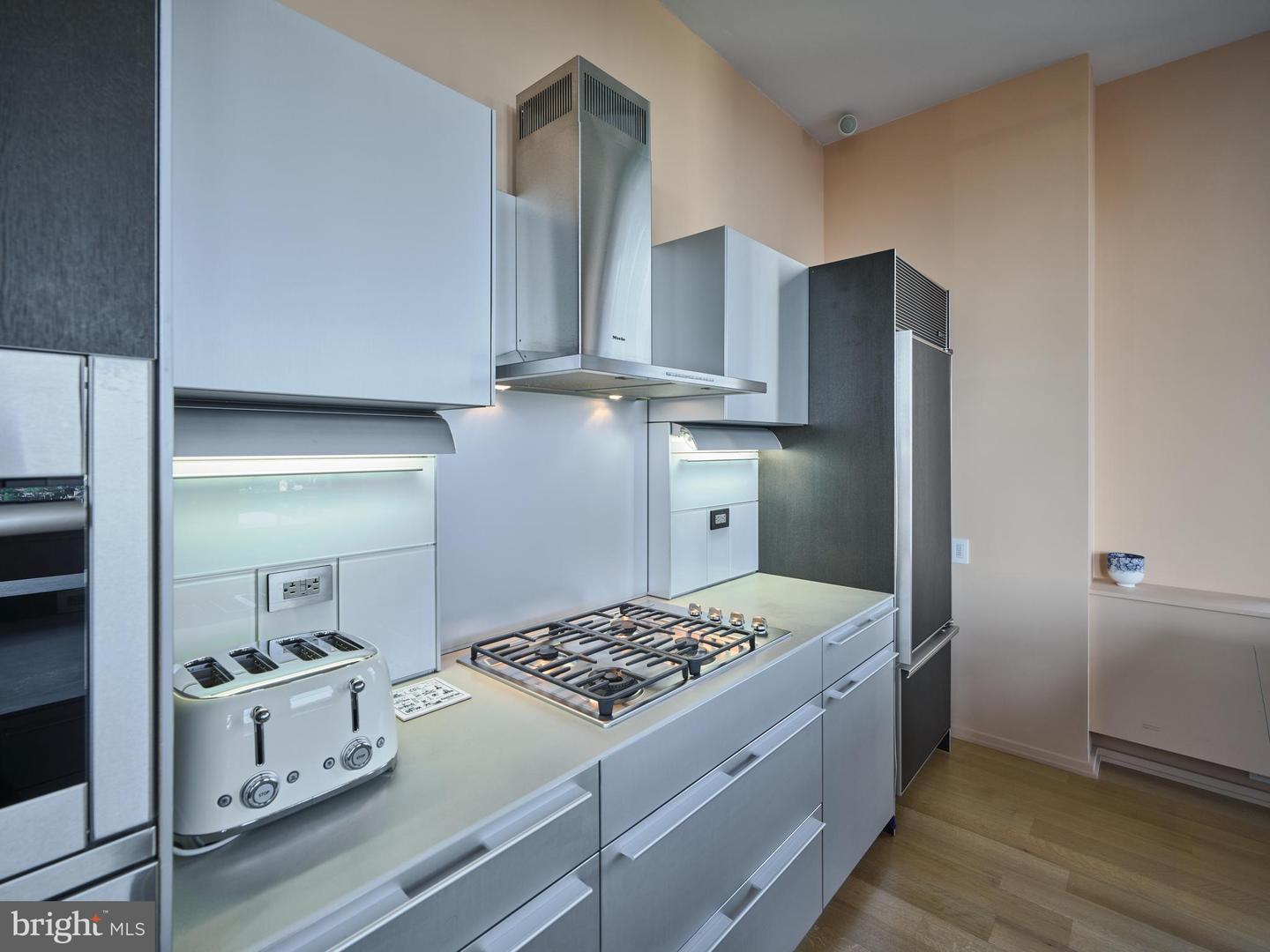 210 W Washington Sq #8se Property Photo 17