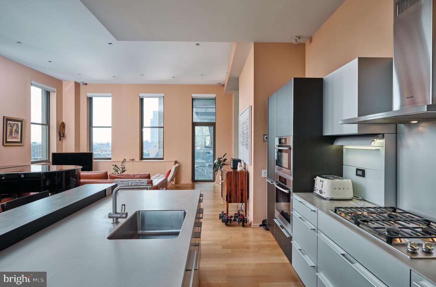 210 W Washington Sq #8se Property Photo 18