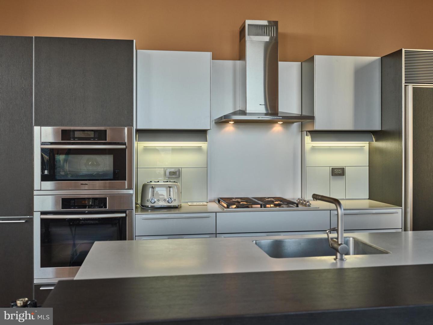 210 W Washington Sq #8se Property Photo 19