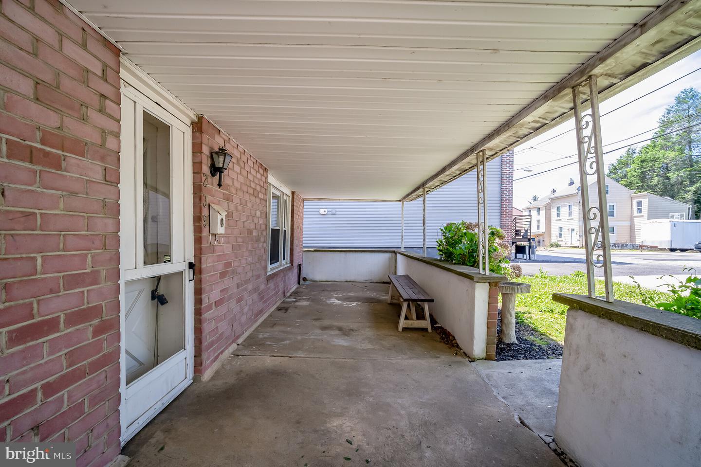 239 Lemonte St Property Photo 4