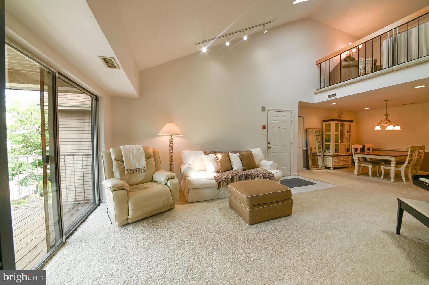 72303-00 Delaire Landing Rd #303 Property Photo 2