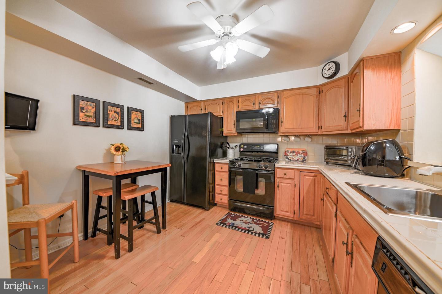 72303-00 Delaire Landing Rd #303 Property Photo 6