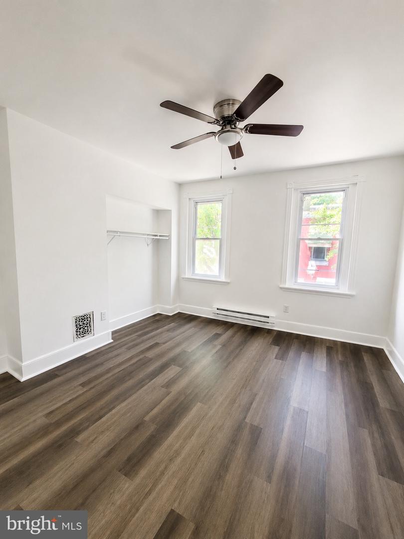 2012 W Hagert St Property Photo 6