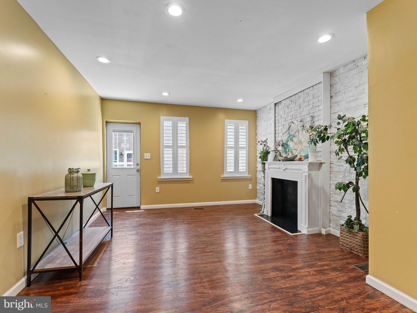 2423 Madison Sq Property Photo 3