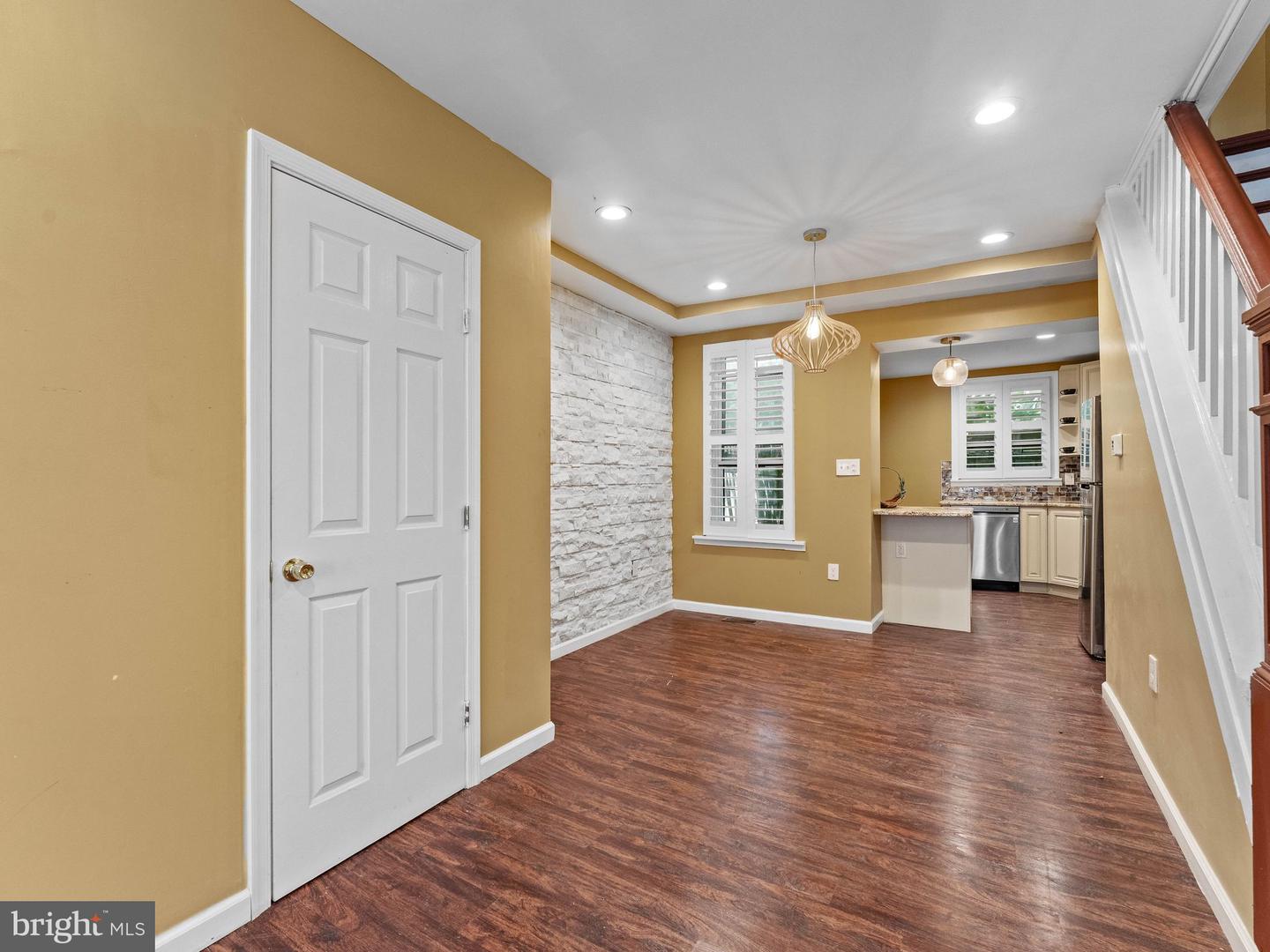 2423 Madison Sq Property Photo 4