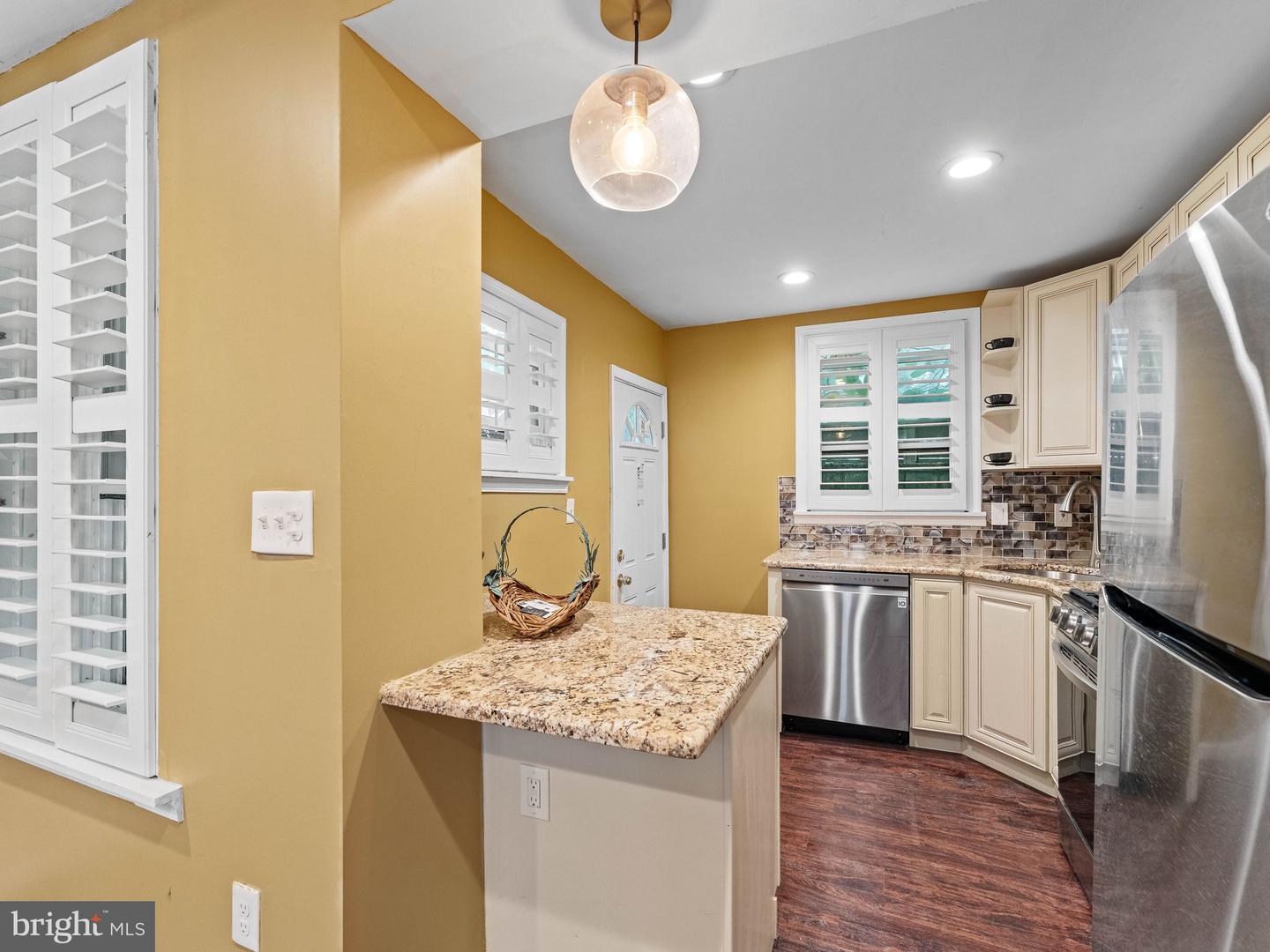 2423 Madison Sq Property Photo 5