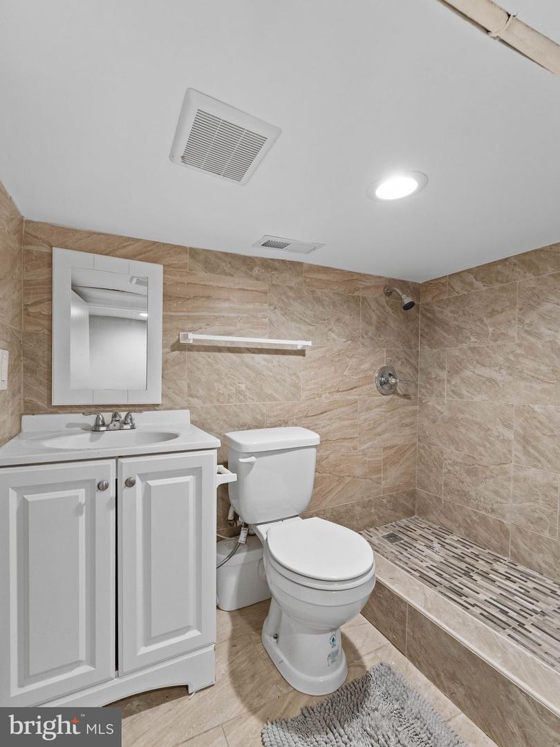 2423 Madison Sq Property Photo 13