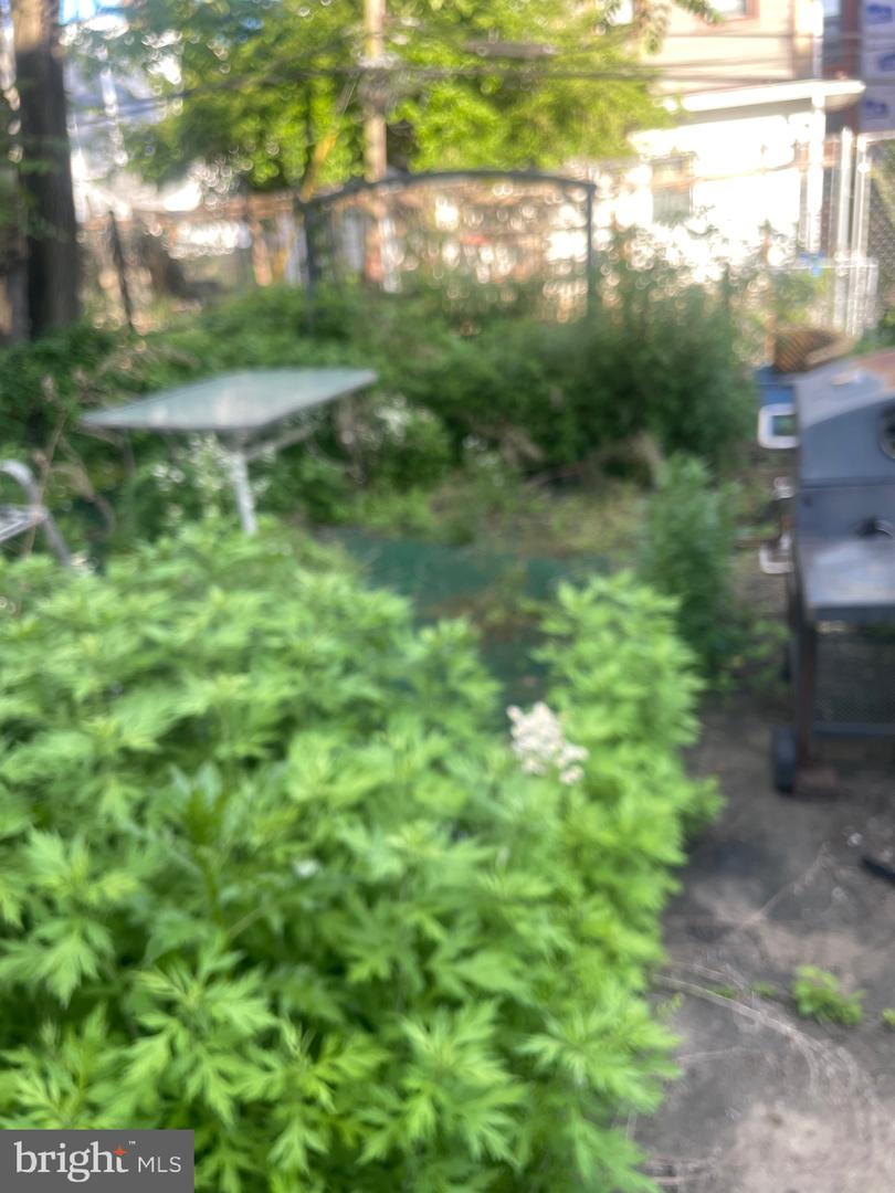 6906 Saybrook Ave Property Photo 8