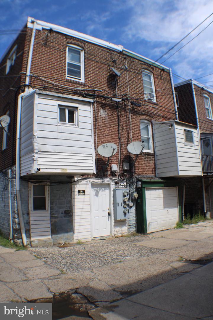 446 Roselyn St Property Photo 3