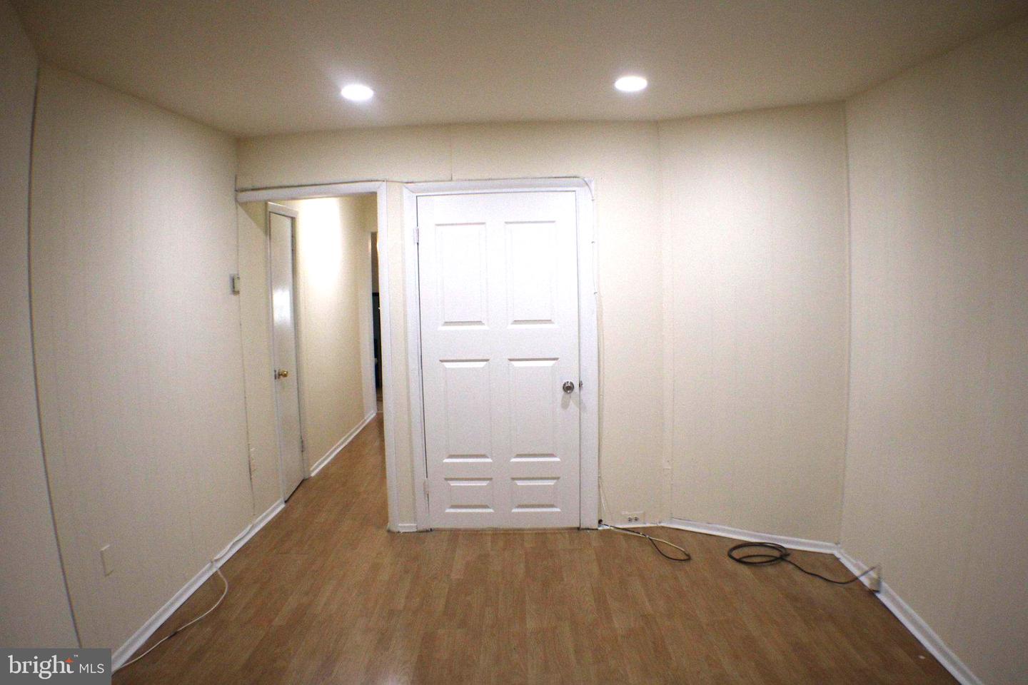 446 Roselyn St Property Photo 4