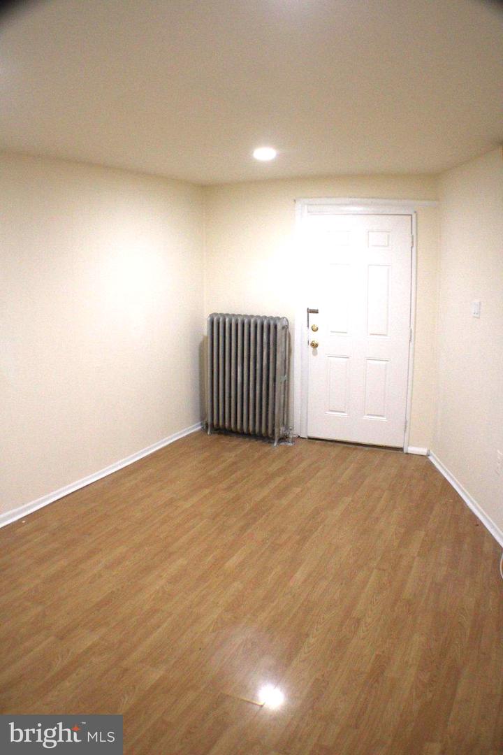 446 Roselyn St Property Photo 5