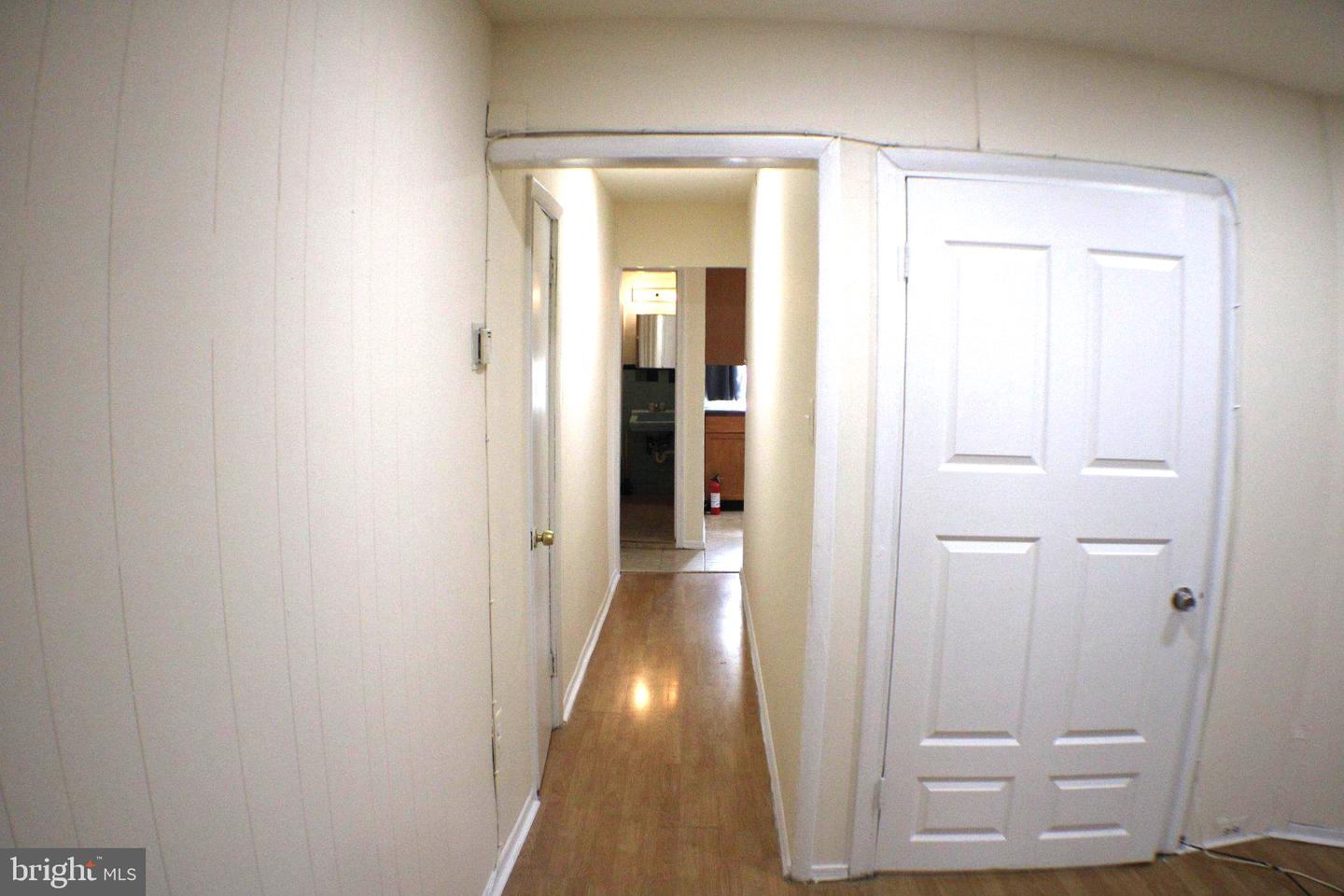 446 Roselyn St Property Photo 6