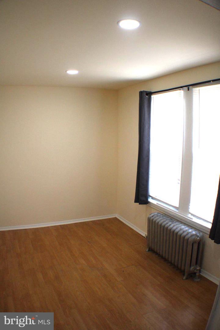 446 Roselyn St Property Photo 7