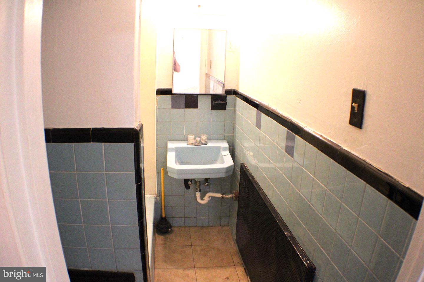 446 Roselyn St Property Photo 9