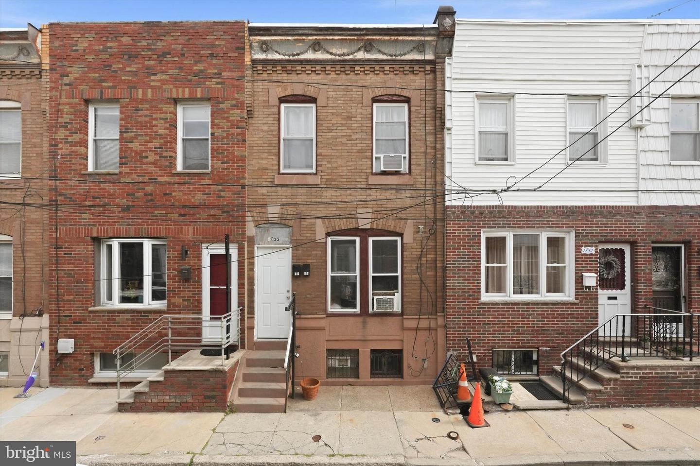 1833 DALY ST Property Photo 1