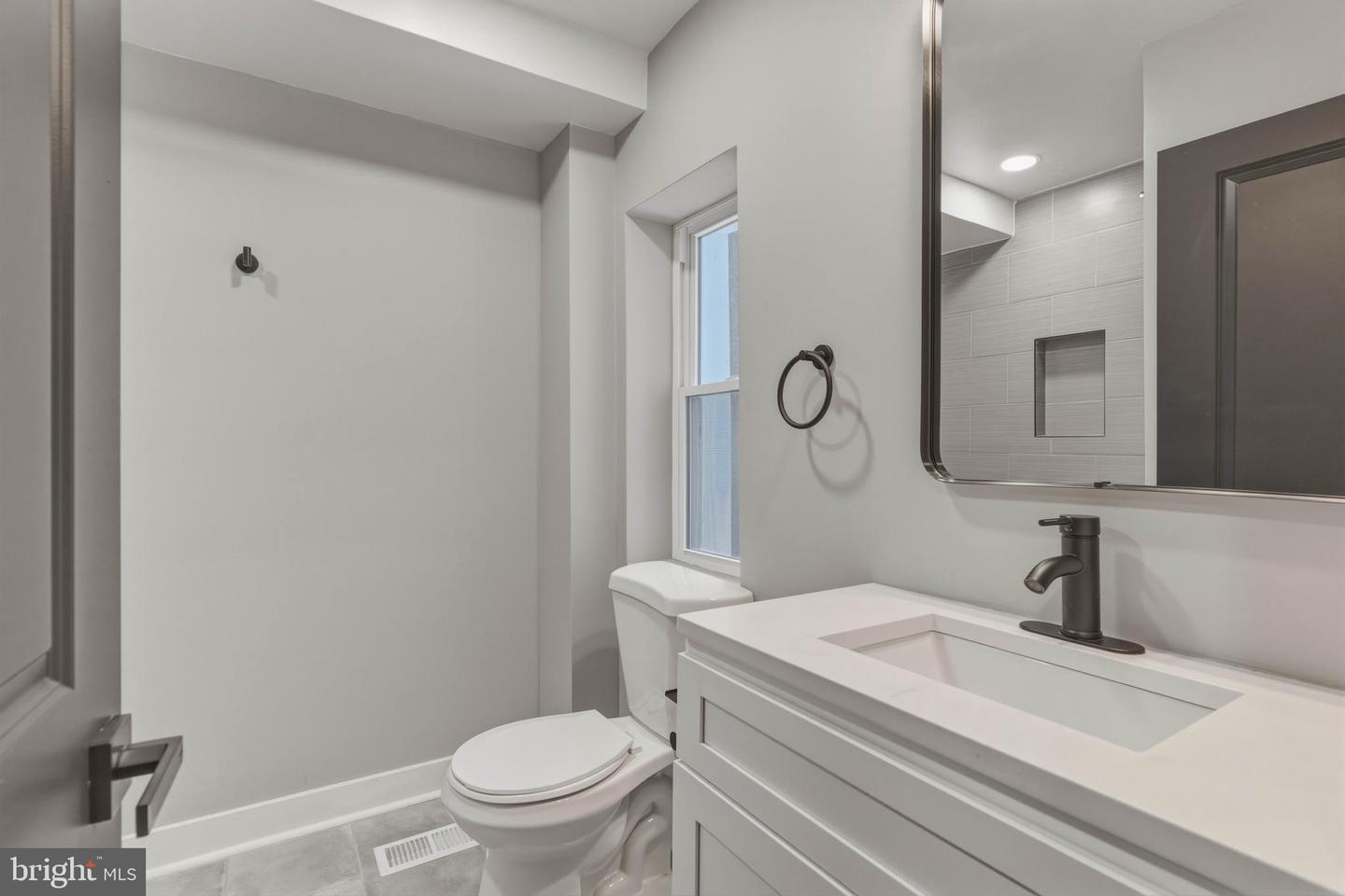1725 W Thompson St Property Photo 19