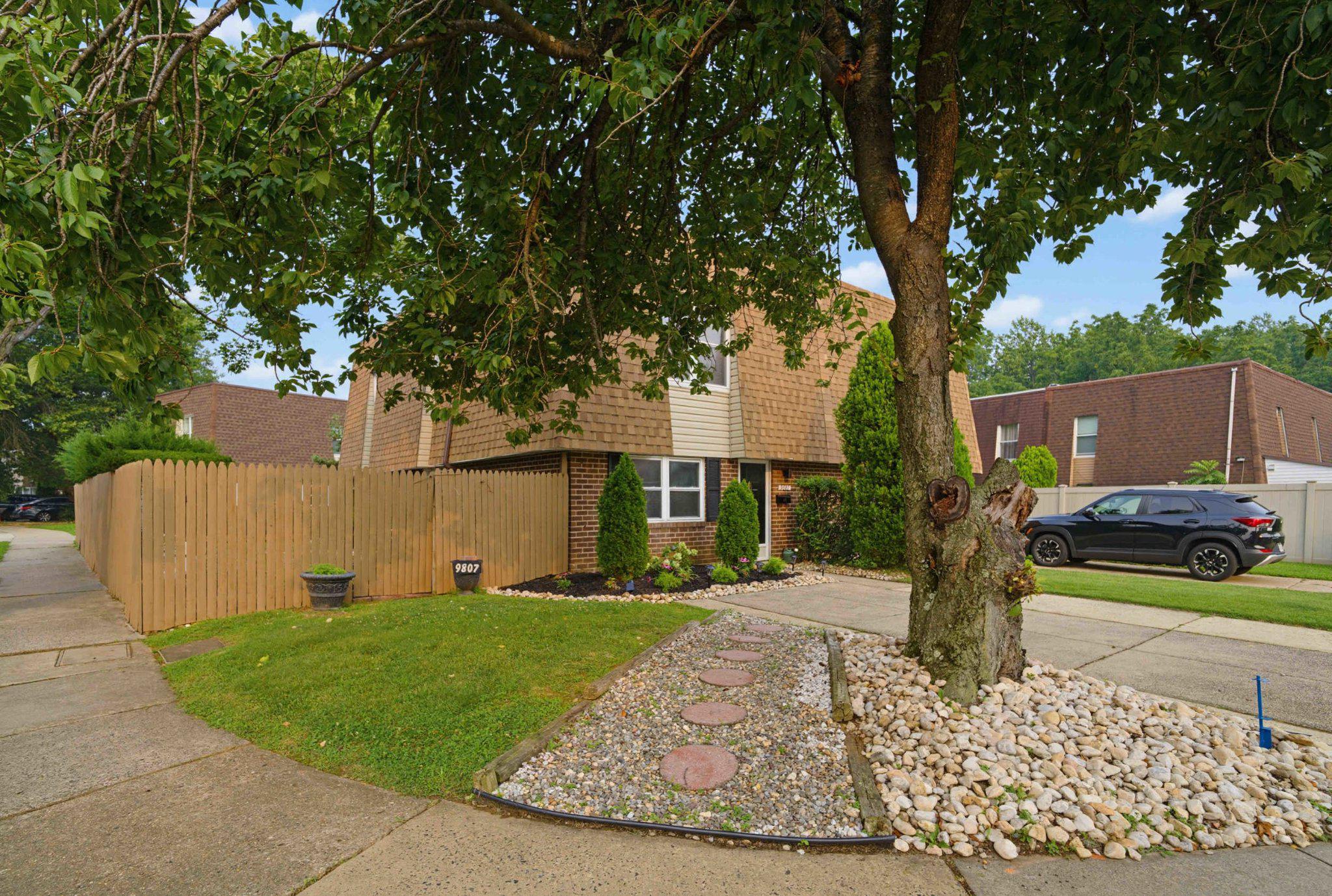 9807 Cowden St Property Photo 2