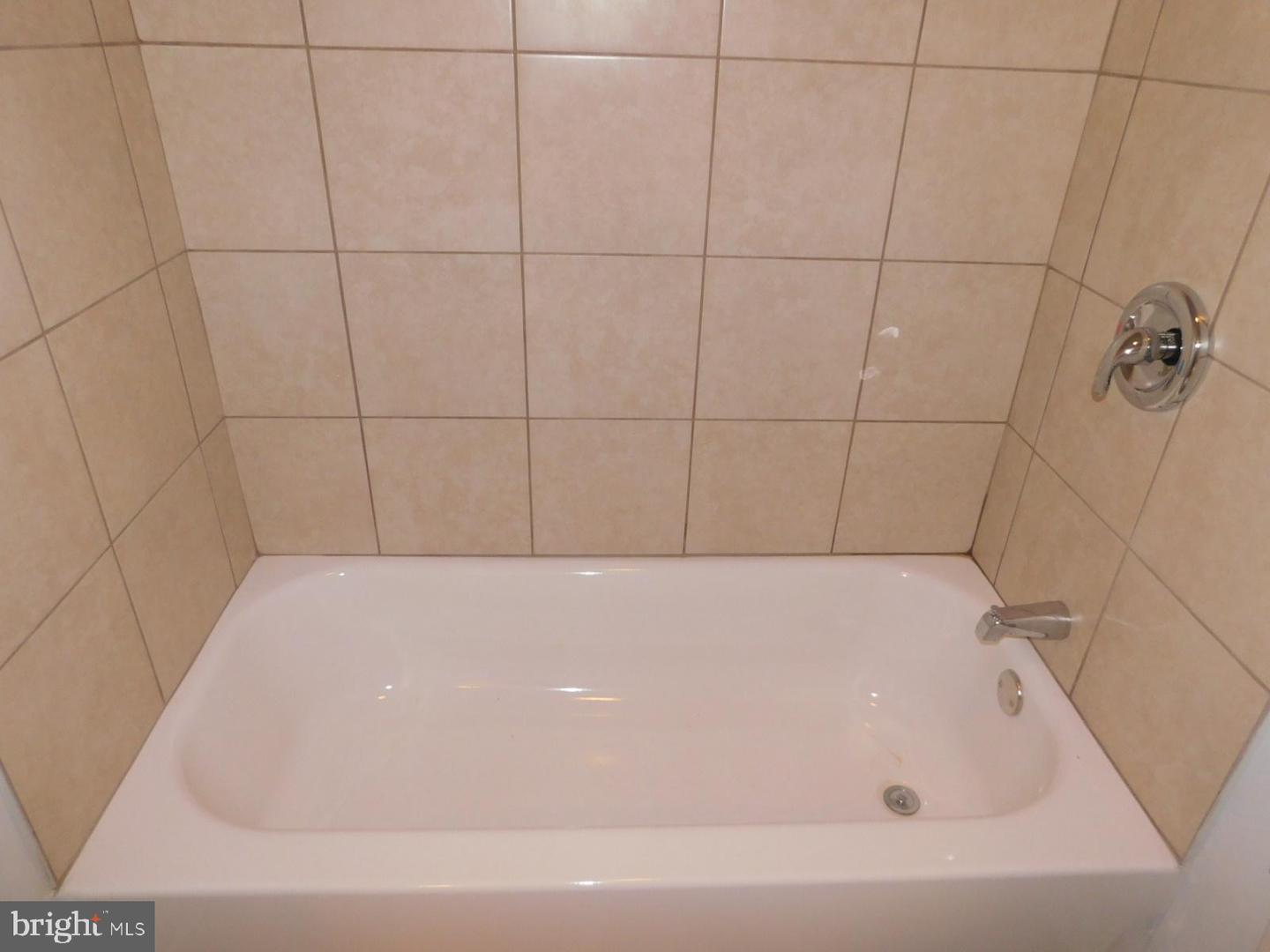 2544 N Sydenham St Property Photo 8