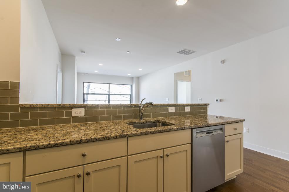 600 S 24th St #213 Property Photo 4