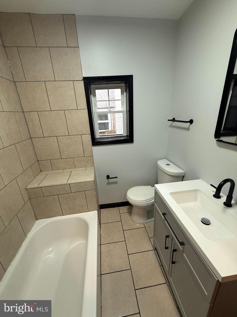 2553 N Chadwick St Property Photo 4