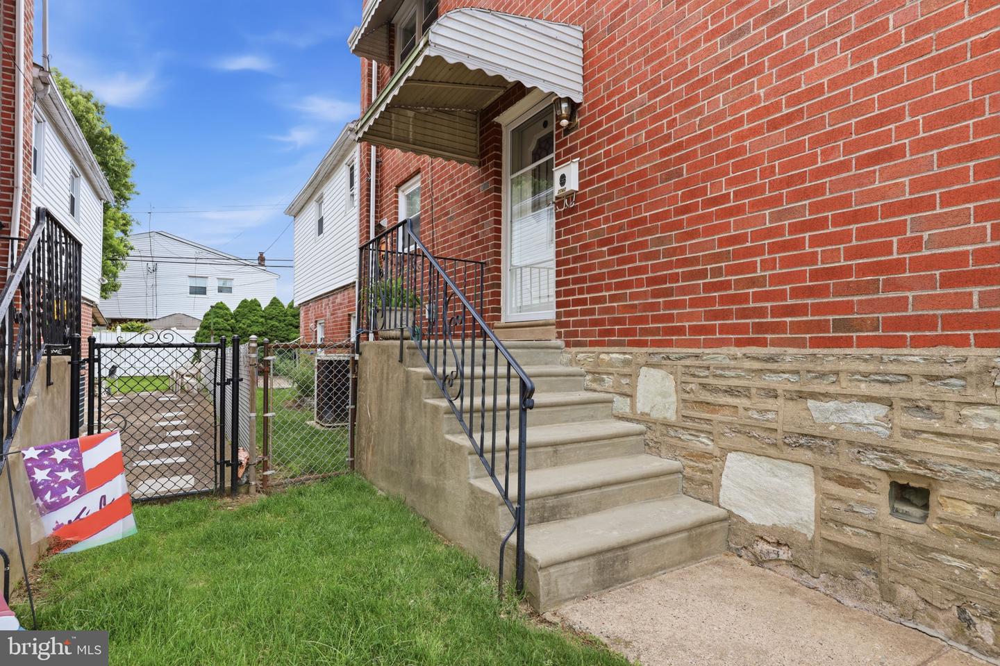 2742 Mower St Property Photo 2