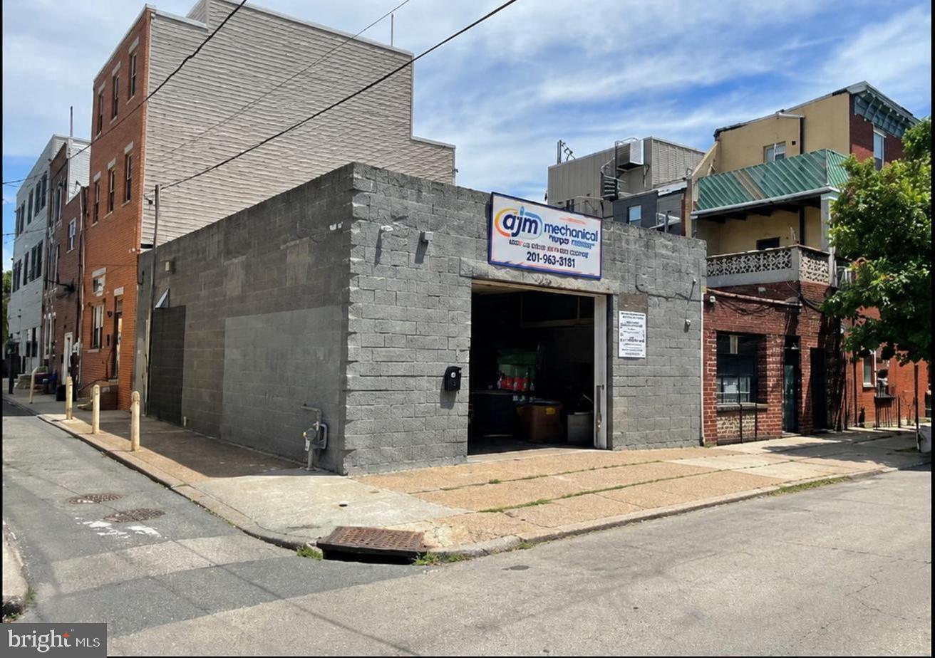 203 Moore St Property Photo 1