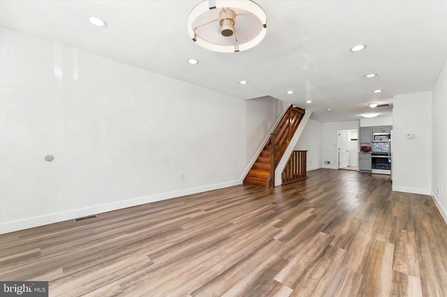 601 Watkins St Property Photo 3