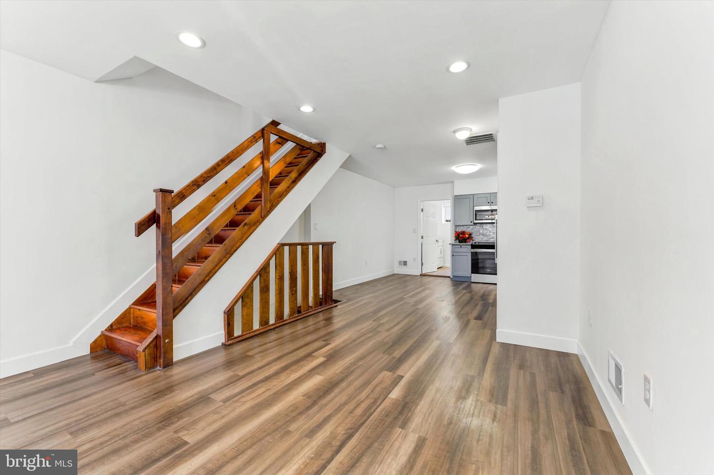 601 Watkins St Property Photo 4