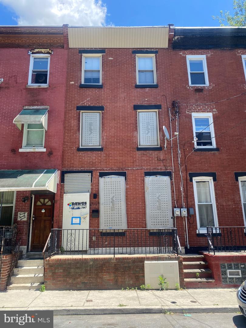2025 N Woodstock St Property Photo 1