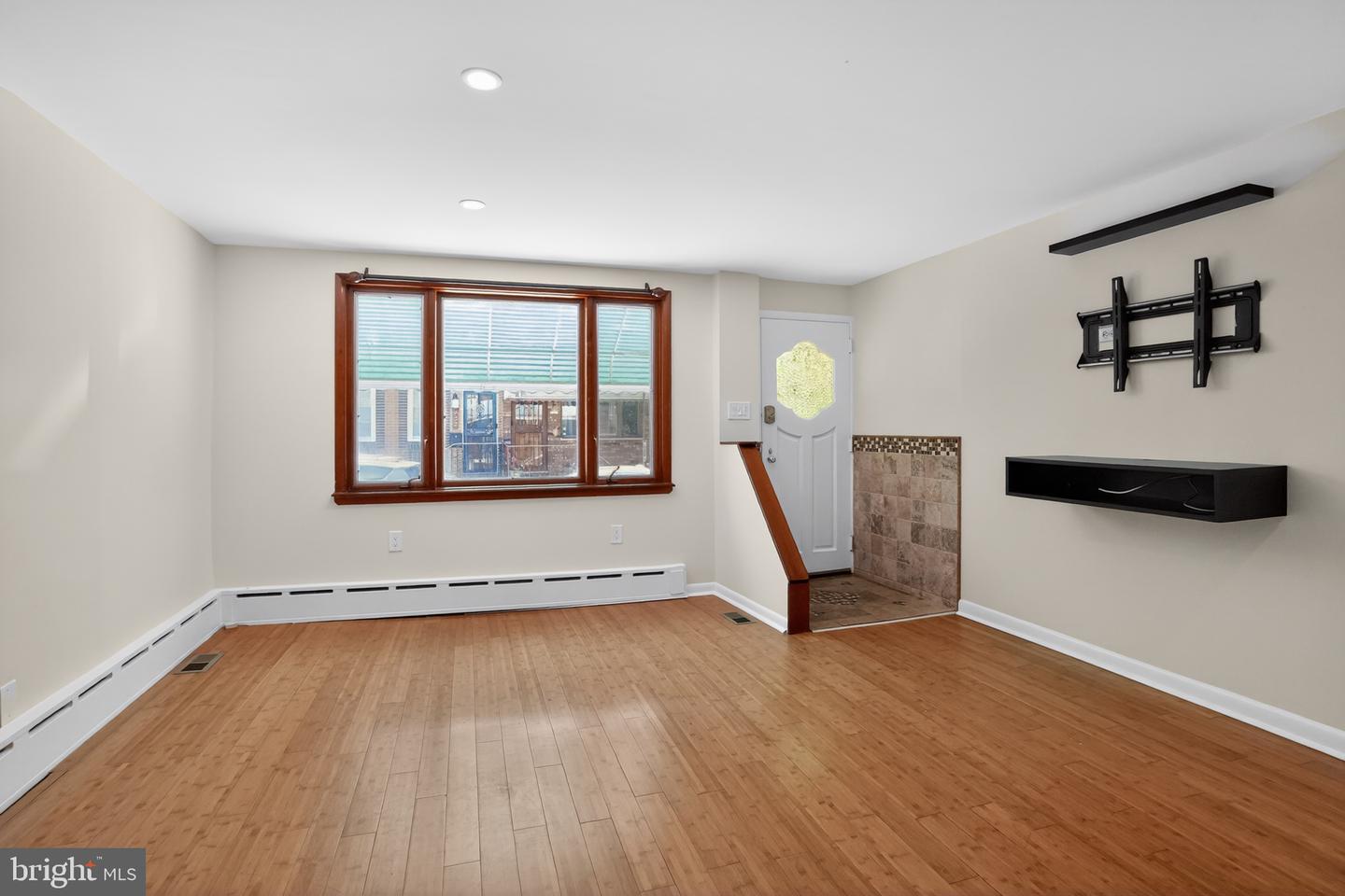 933 Fernon St Property Photo 4