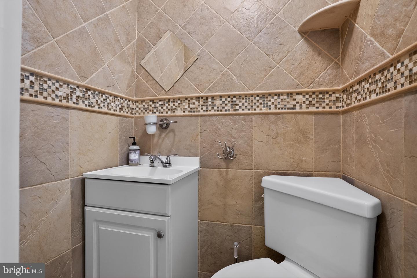 933 Fernon St Property Photo 11